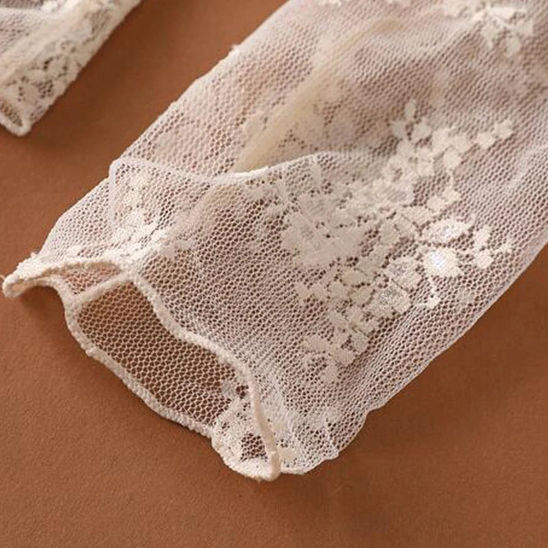 Blusa Feminina Elegante e Sexy, T-shirt de malha feminina com manga longa, detalhe em renda e efeito transparente.