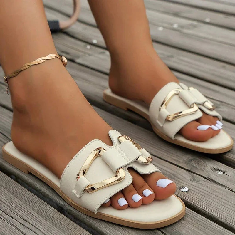 Sandálias Planas Femininas com Decoração de Metal Única: Moda Sexy, Dedo do Pé Aberto, Slides Luxuosos para Atividades ao Ar Livre, Escritório e Festas.