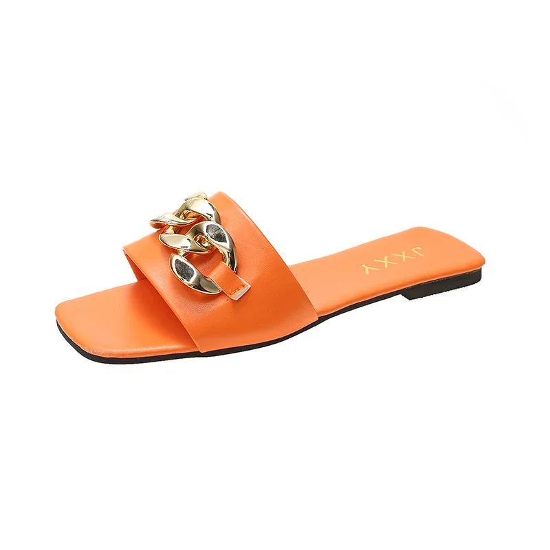 2024: Nova Moda Feminina - Chinelos de Dedo com Ponta Quadrada, Chinelos Planos, Sandálias de Praia, Flip Flops com Decoração de Metal, Sapatos Casuais.