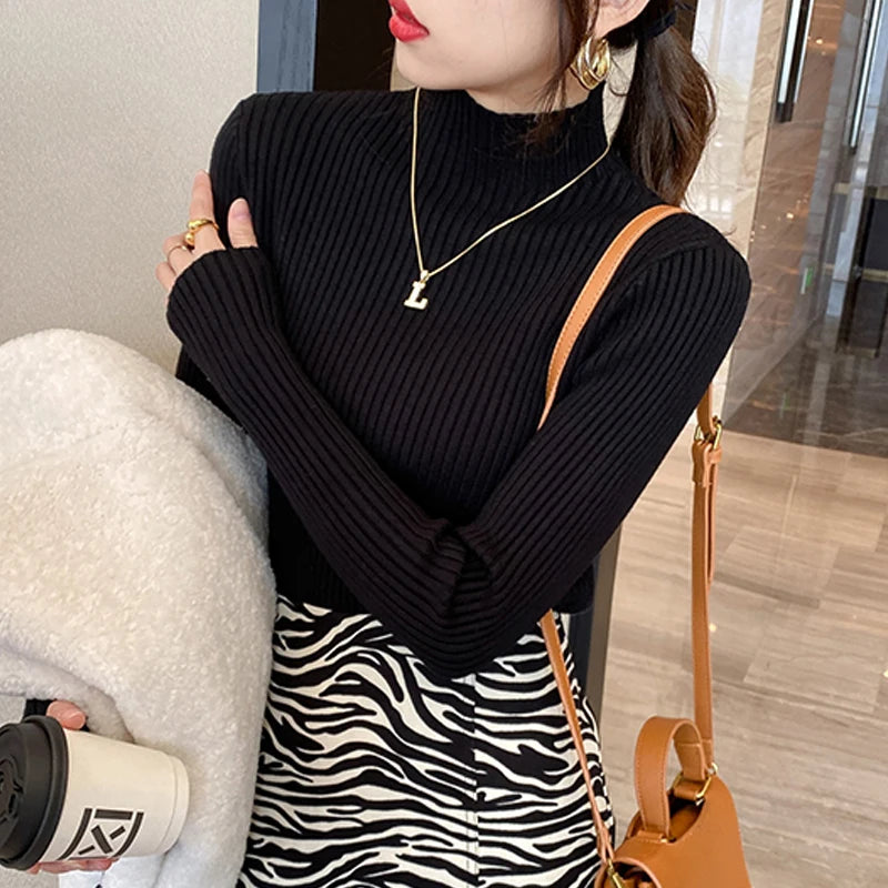 Blusa feminina de malha com manga longa e gola alta, ideal para o inverno. Pulôver fino, perfeito para compor looks modernos.