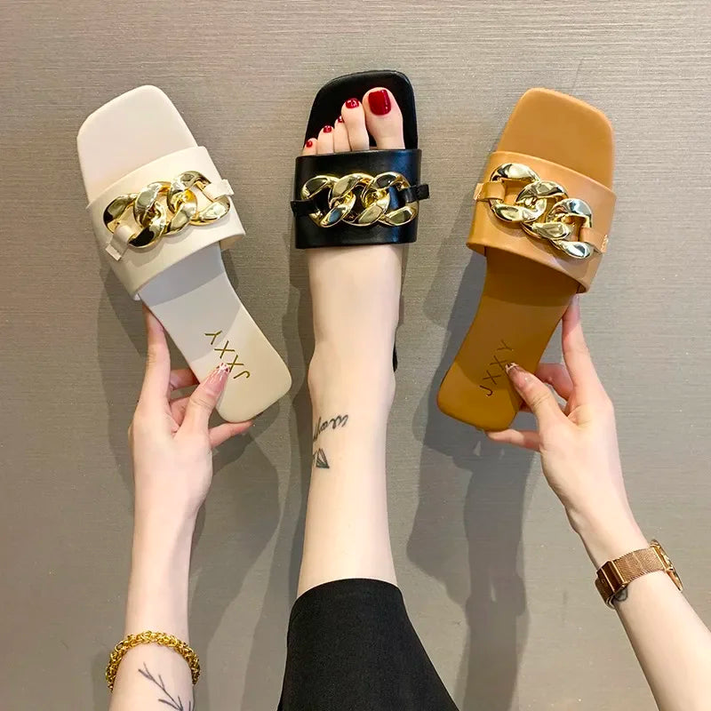 2024: Nova Moda Feminina - Chinelos de Dedo com Ponta Quadrada, Chinelos Planos, Sandálias de Praia, Flip Flops com Decoração de Metal, Sapatos Casuais.
