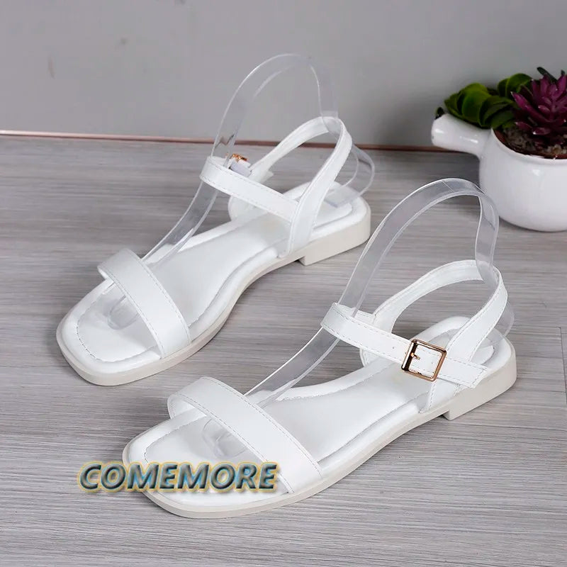 Sandálias de Fivela com Dedo do Pé Aberto. Ideal para o Verão, com Saltos Grossos e Tamanhos Grandes. Perfeitas para a Praia e para Uso Casual, Disponíveis na Cor Branca.