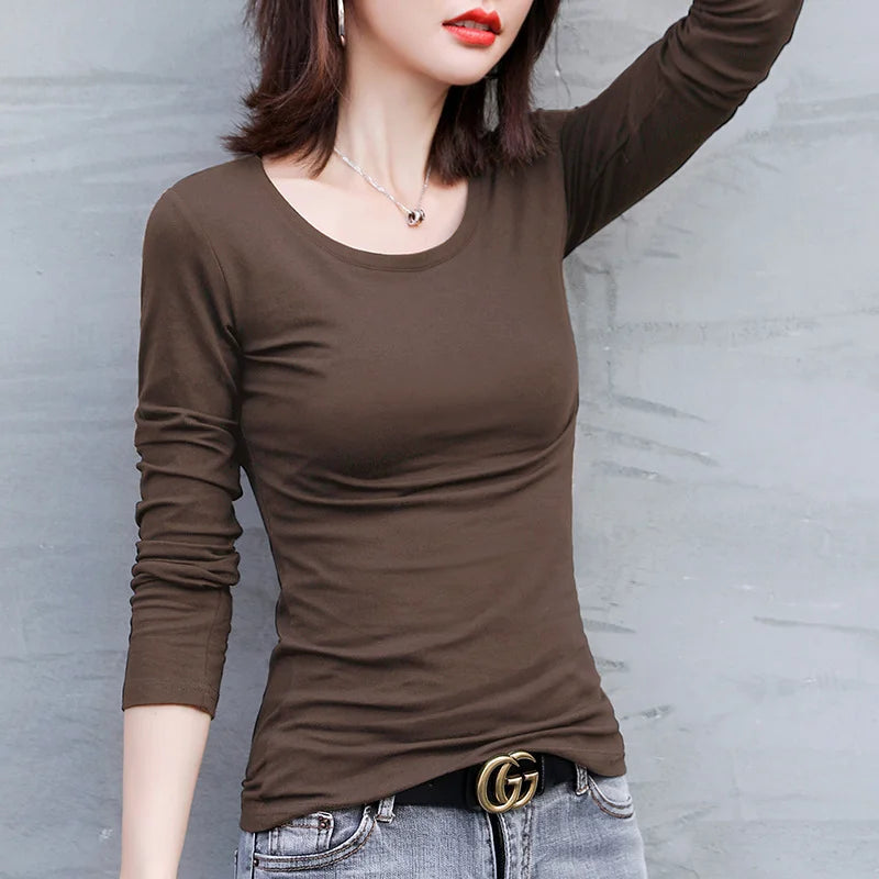 Camiseta feminina de manga longa para outono e inverno, em cor sólida. Ajuste fino, quente, ideal como roupa interior versátil ou como camisa básica.