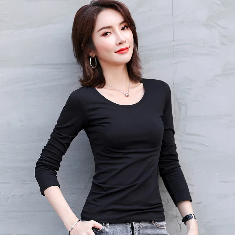 Camiseta feminina de manga longa para outono e inverno, em cor sólida. Ajuste fino, quente, ideal como roupa interior versátil ou como camisa básica.