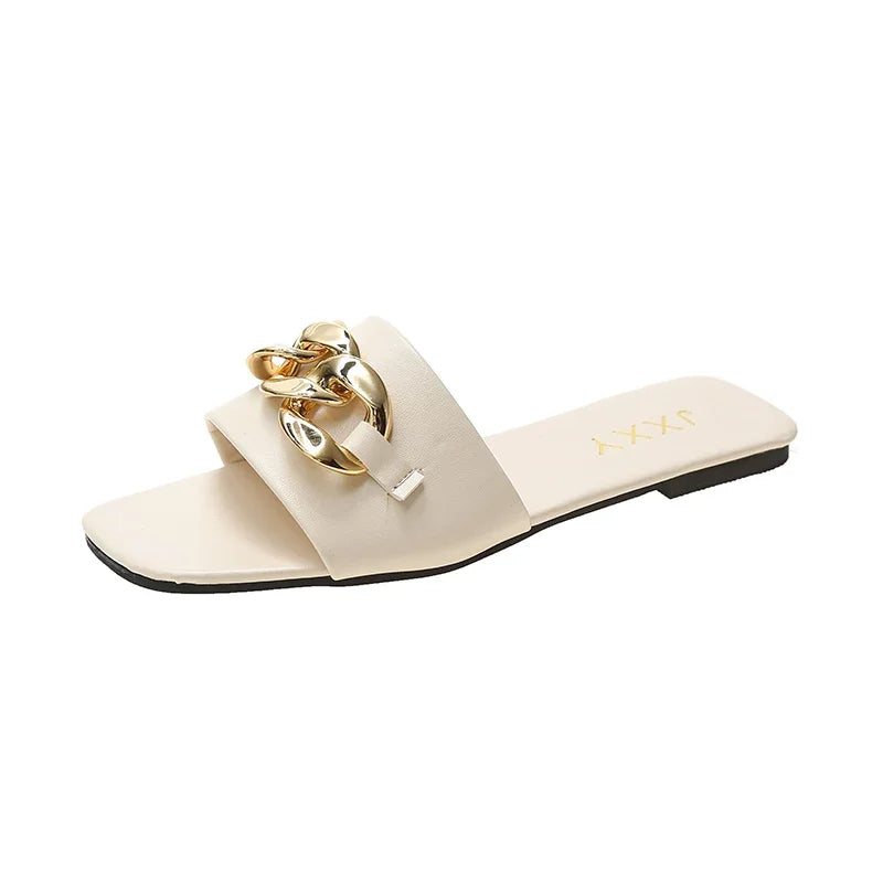 2024: Nova Moda Feminina - Chinelos de Dedo com Ponta Quadrada, Chinelos Planos, Sandálias de Praia, Flip Flops com Decoração de Metal, Sapatos Casuais.