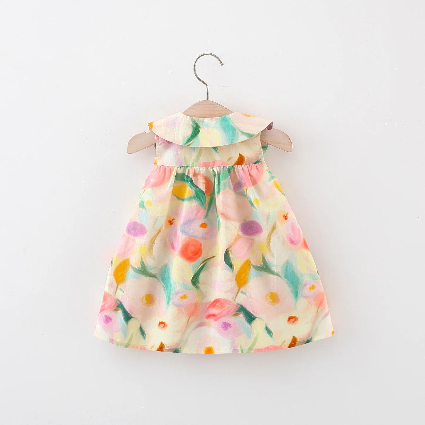 Apresentamos um lindo conjunto de verão para meninas: um vestido de algodão sem mangas com gola de boneca e uma bolsa crossbody combinando, ambas com flores grandes e doces. Perfeito para dias ensolarados!