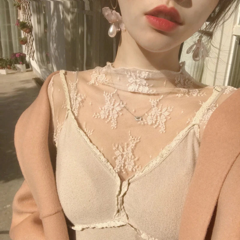 Blusa Feminina Elegante e Sexy, T-shirt de malha feminina com manga longa, detalhe em renda e efeito transparente.