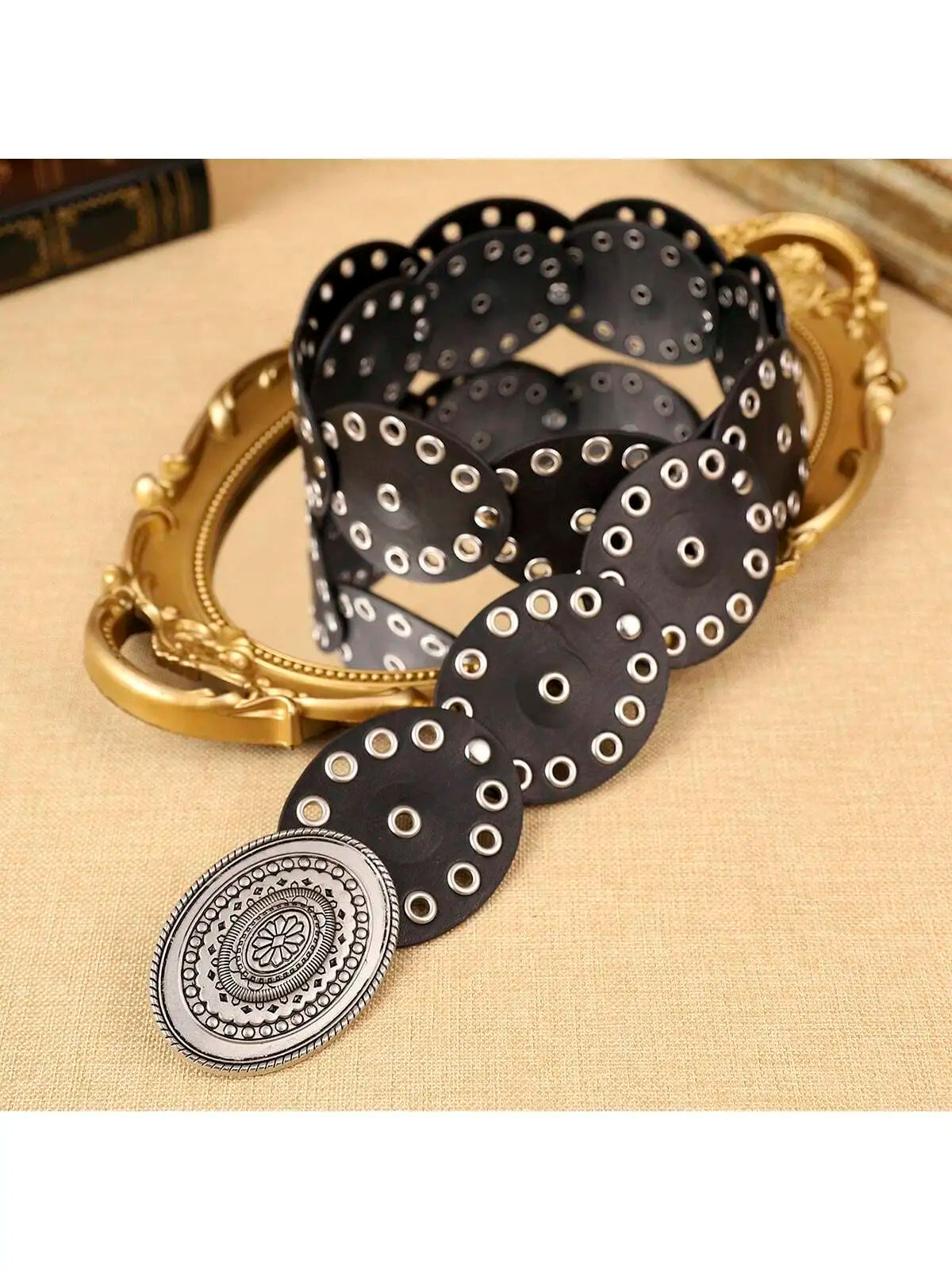 Cinto Feminino Preto Redondo Material: PU Estilo: Boêmio com Detalhes em Flor e Grama Fivela: Cabeça Ideal para: Compras, Festa, e Ocasiões Especiais