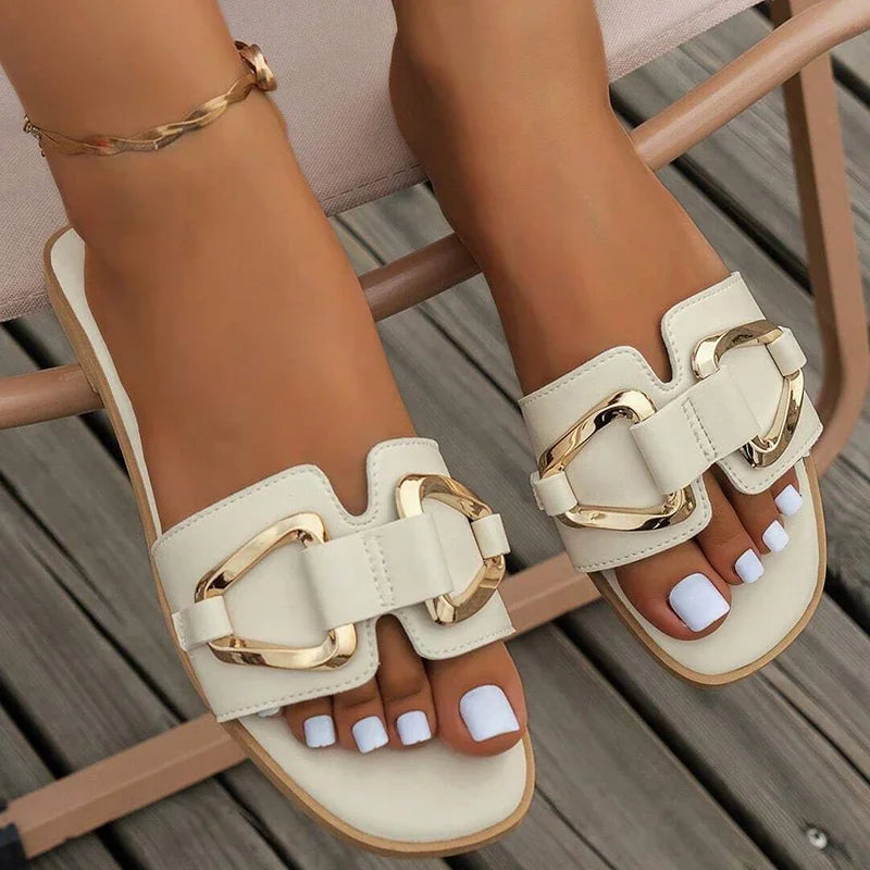 Sandálias Planas Femininas com Decoração de Metal Única: Moda Sexy, Dedo do Pé Aberto, Slides Luxuosos para Atividades ao Ar Livre, Escritório e Festas.