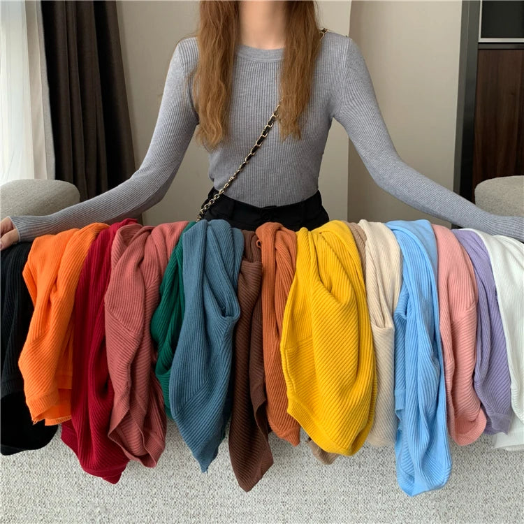 Nova blusa feminina 2025 para outono e inverno, manga longa, pulôver básico com pescoço elástico e estilo sólido em malha jumper.
