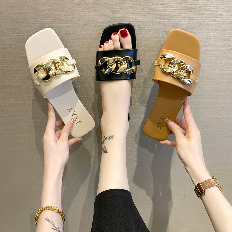 2024: Nova Moda Feminina - Chinelos de Dedo com Ponta Quadrada, Chinelos Planos, Sandálias de Praia, Flip Flops com Decoração de Metal, Sapatos Casuais.