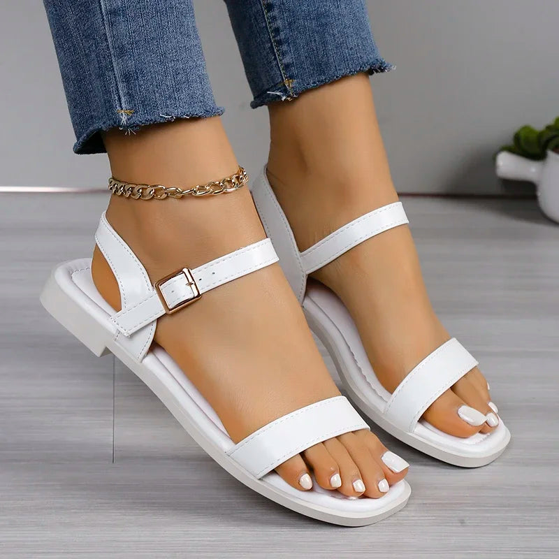 Sandálias de Fivela com Dedo do Pé Aberto. Ideal para o Verão, com Saltos Grossos e Tamanhos Grandes. Perfeitas para a Praia e para Uso Casual, Disponíveis na Cor Branca.