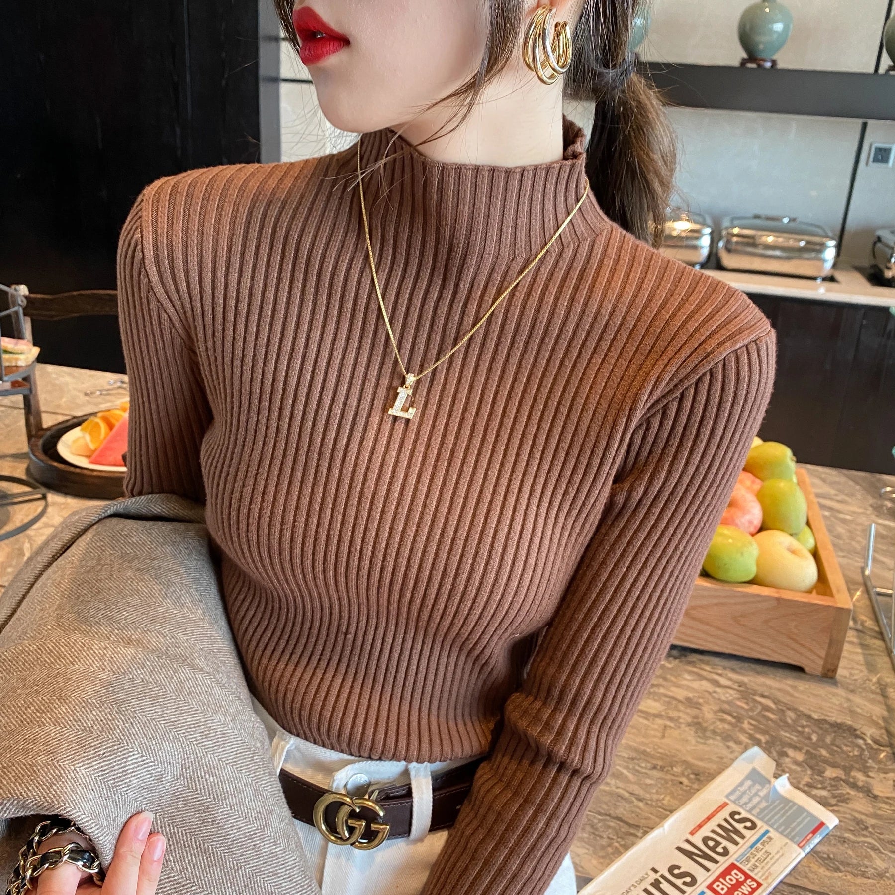 Blusa feminina de malha com manga longa e gola alta, ideal para o inverno. Pulôver fino, perfeito para compor looks modernos.