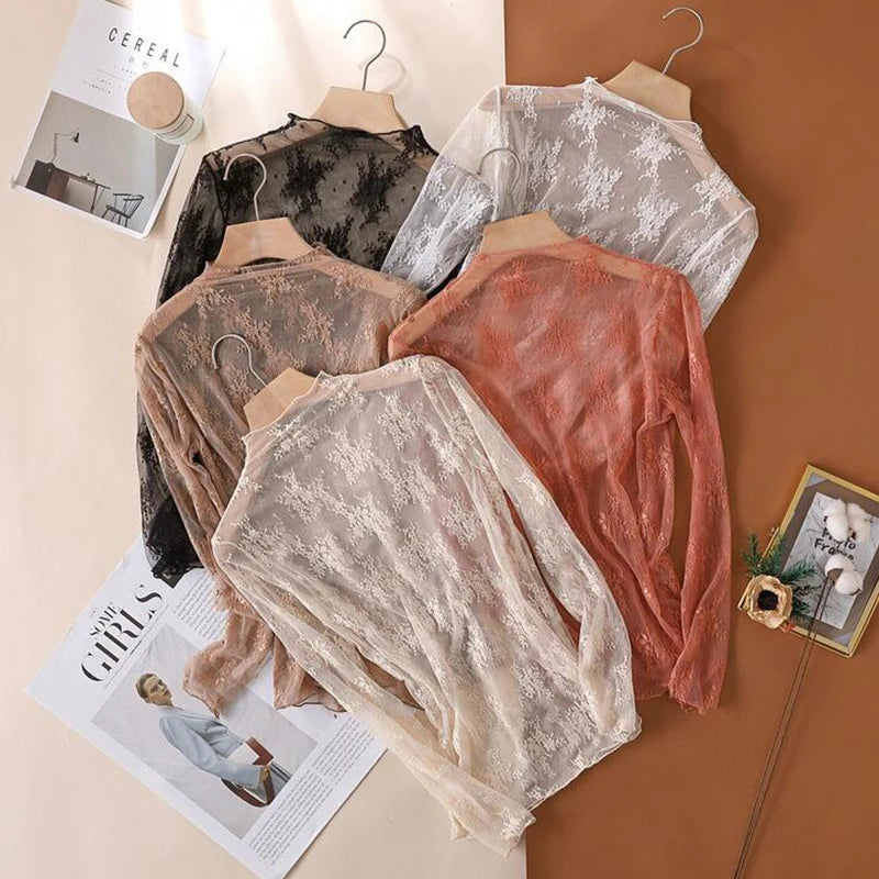 Blusa Feminina Elegante e Sexy, T-shirt de malha feminina com manga longa, detalhe em renda e efeito transparente.