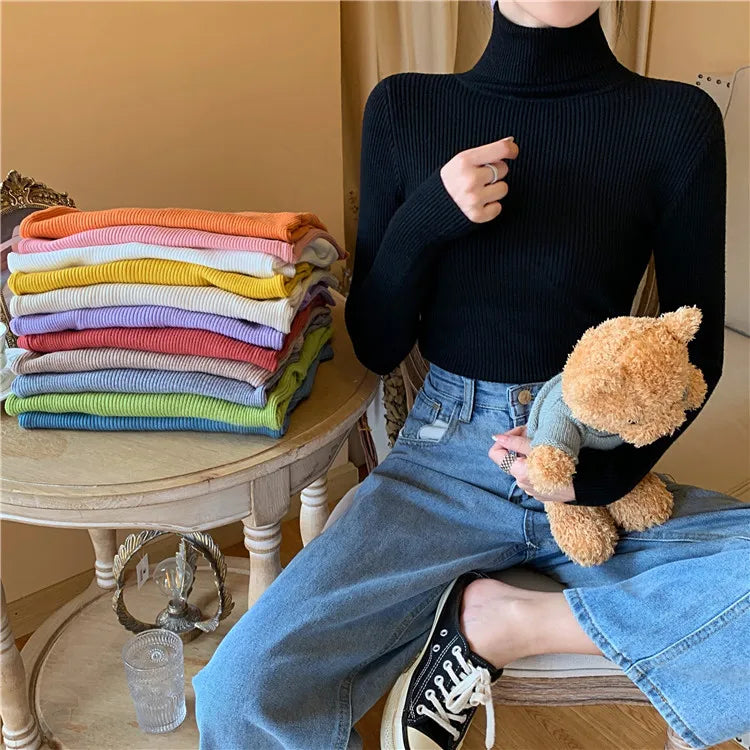 Blusa Feminina de Malha – Outono/Inverno 2025! Prepare-se para os dias mais frios com estilo! Nossa blusa de manga longa apresenta uma gola alta dobrável com delicadas nervuras, oferecendo um toque de elegância.