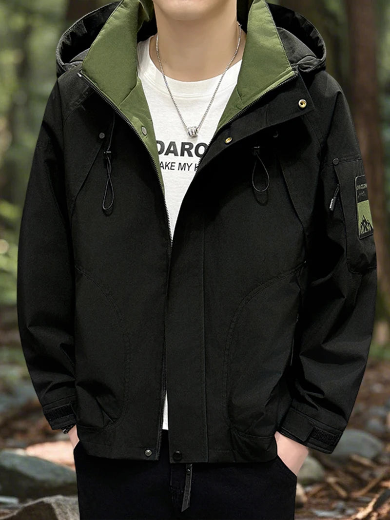 Jaqueta impermeável masculina para atividades ao ar livre, tipo softshell, com zíper e capuz. Ideal para caminhadas e acampamentos, é leve e perfeita para a primavera e outono.