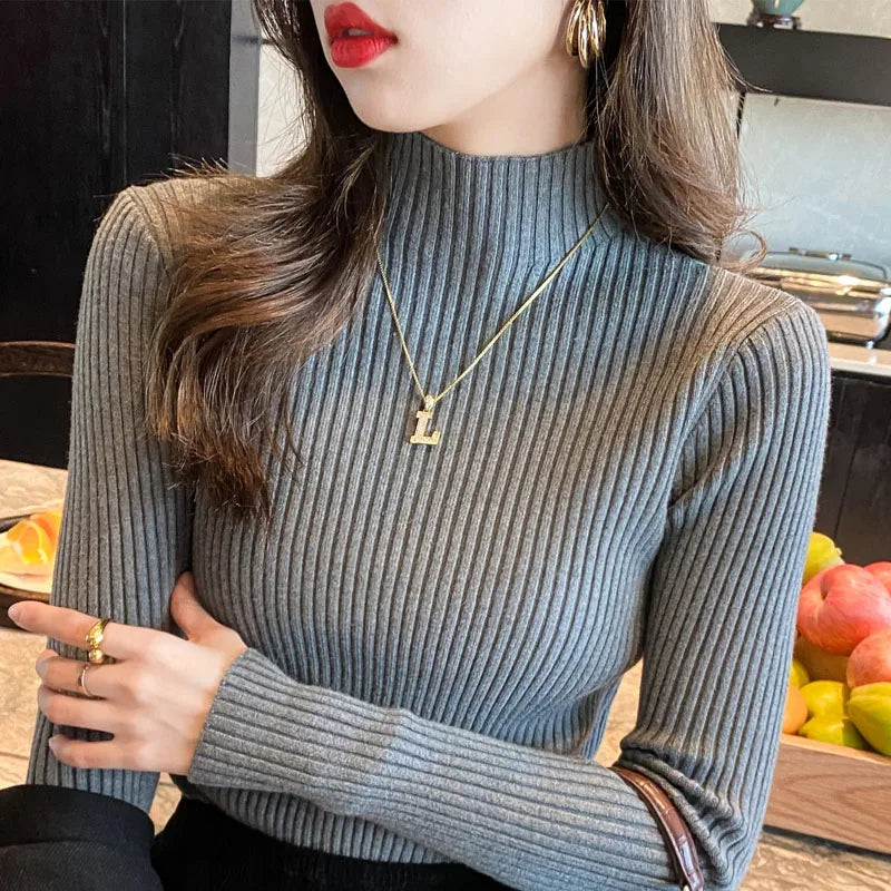 Blusa feminina de malha com manga longa e gola alta, ideal para o inverno. Pulôver fino, perfeito para compor looks modernos.