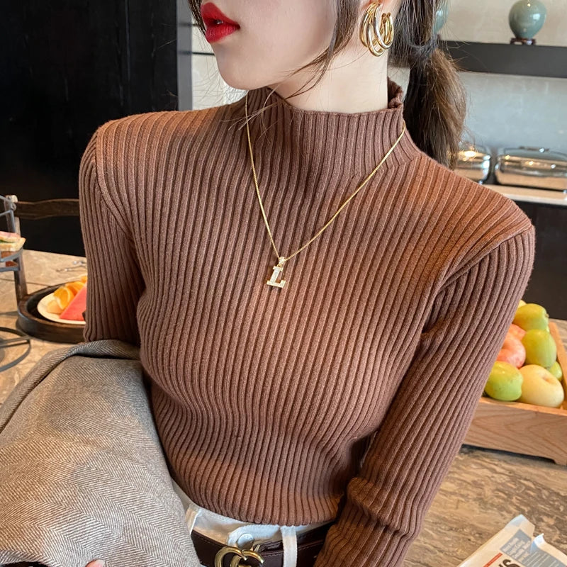 Blusa feminina de malha com manga longa e gola alta, ideal para o inverno. Pulôver fino, perfeito para compor looks modernos.