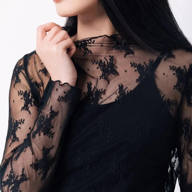 Blusa feminina de renda com camiseta de fundo, primavera e outono, manga longa, malha colheita. Topo estilo estrangeiro, sexy, com detalhes ocos e gola alta.