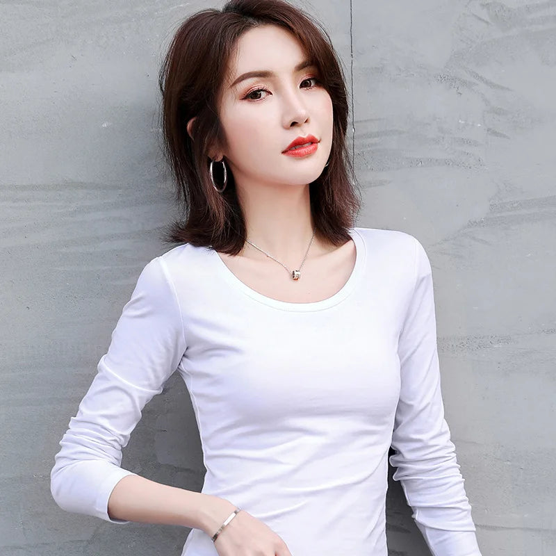 Camiseta feminina de manga longa para outono e inverno, em cor sólida. Ajuste fino, quente, ideal como roupa interior versátil ou como camisa básica.