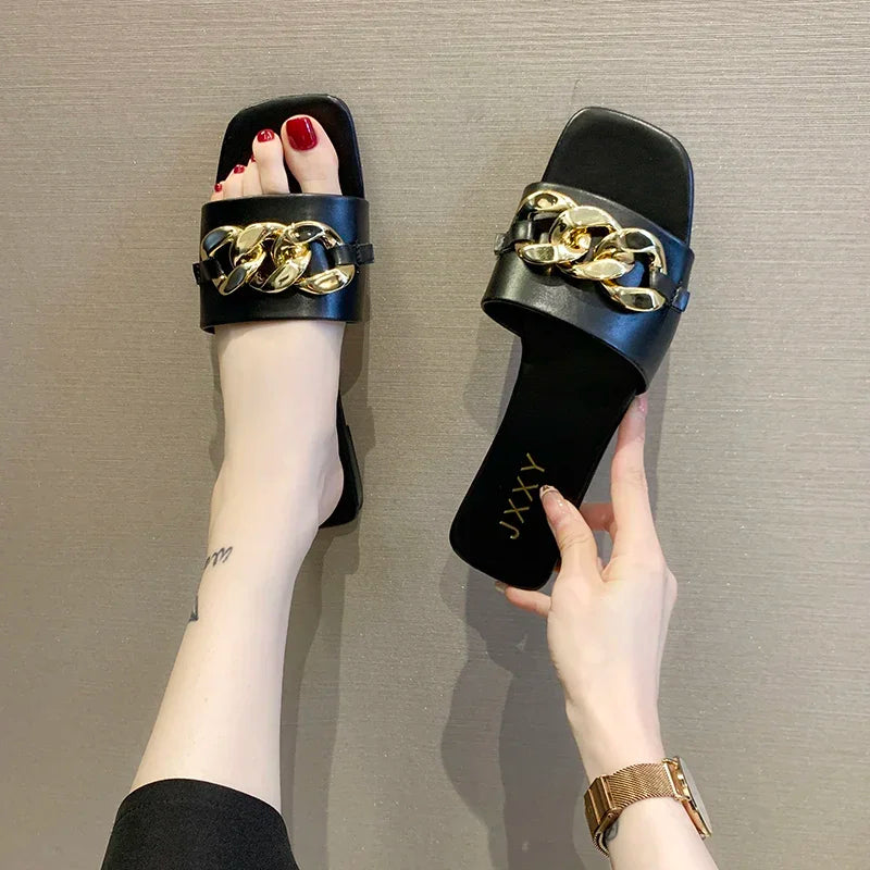 2024: Nova Moda Feminina - Chinelos de Dedo com Ponta Quadrada, Chinelos Planos, Sandálias de Praia, Flip Flops com Decoração de Metal, Sapatos Casuais.