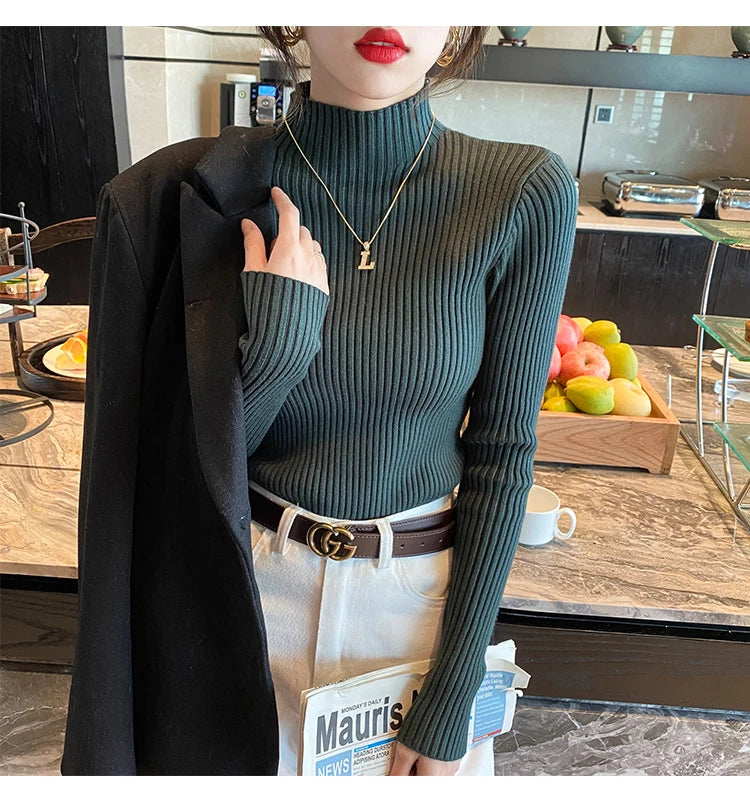 Blusa feminina de malha com manga longa e gola alta, ideal para o inverno. Pulôver fino, perfeito para compor looks modernos.