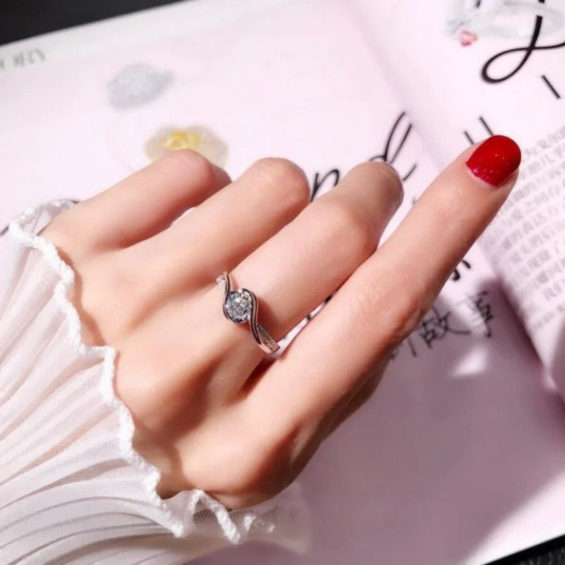 Anel de promessa elegante em prata 925 banhada, solitário com zircão cercado por detalhes de liga de seda, perfeito para noivado e casamento.